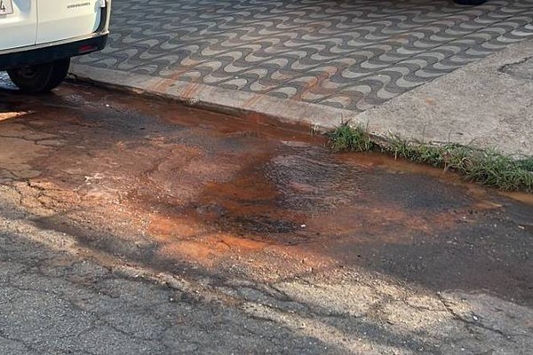 Água brota do asfalto em rua de Patos de Minas e moradores reclamam de demora da Copasa