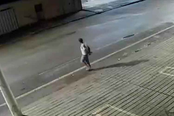 Câmeras instaladas em empresa na rua Vereador João Pacheco flagram ladrão invadindo casa