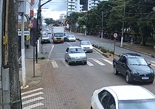 Motociclista tenta passar por corredor e bate em carro e caminhão perto do UNIPAM; veja