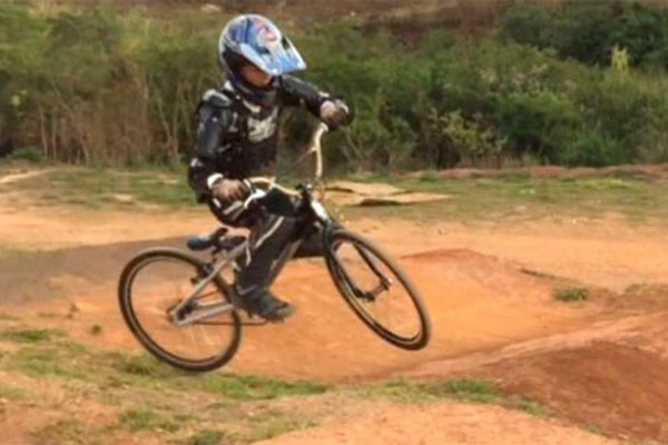 Com apenas 9 anos, ciclista de Patos de Minas pode ser Campeão Mineiro de BMX no domingo