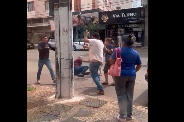 Briga generalizada envolve várias pessoas e até carrinho de carga no Centro de Patos de Minas