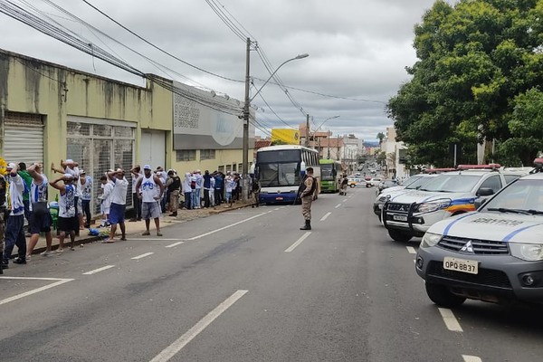 PM prende torcedores do Cruzeiro por uso e tráfico de drogas antes de jogo em Patrocínio