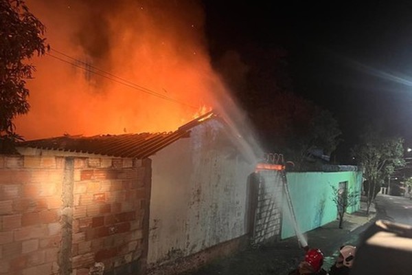 Casa é destruída por incêndio provocado pelo próprio filho em Patos de Minas