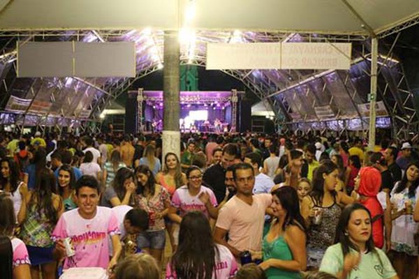Com estrutura gigante e milhares de foliões, Lagoa Formosa abre Carnaval 2015 na região