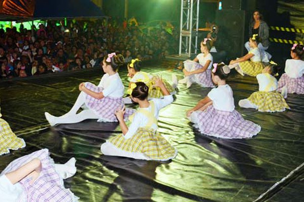 Grupos de Dança de Patos de Minas animam o público no segundo dia de Festa na Praça