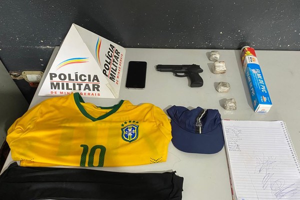 Após roubo de celular, PM encontra drogas em casa de suspeito e dois acabam na delegacia em Patos de Minas