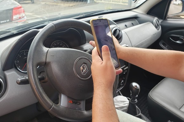 Uso de celular tumultua o trânsito e é a principal causa de multas em Patos de Minas