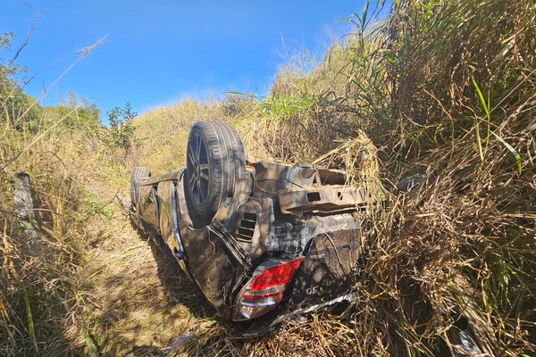 Motorista capota veículo na BR 365 em Patos de Minas e deixa pelo menos quatro pessoas feridas