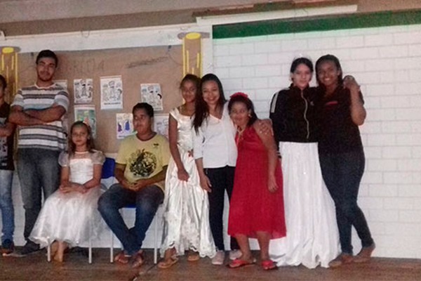 Estudantes do CAIC de Patos de Minas fazem uma “viagem ao passado” para aprender história