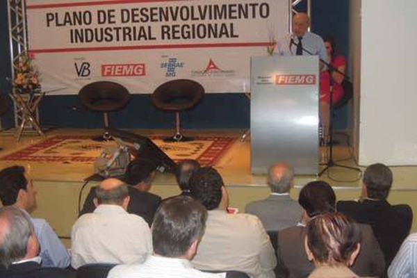 Encontro sobre exploração de gás na região reúne lideranças em Patos de Minas