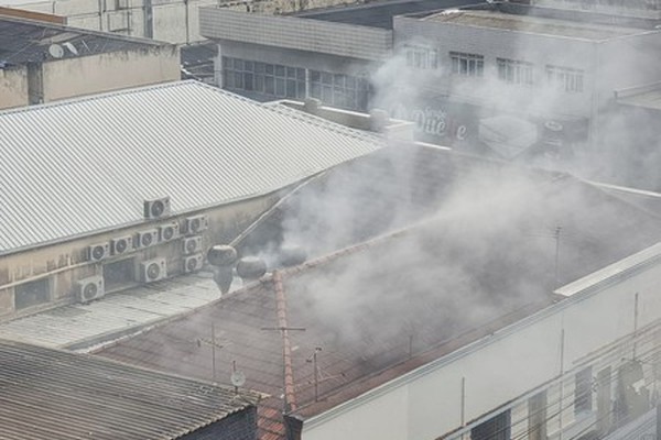 Incêndio em prédio no Centro de Patos de Minas mobiliza Corpo de Bombeiros e Polícia Militar