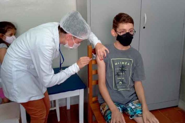 Paloma de 6 anos e Heitor de 10 anos são as primeiras crianças vacinadas em Patos de Minas
