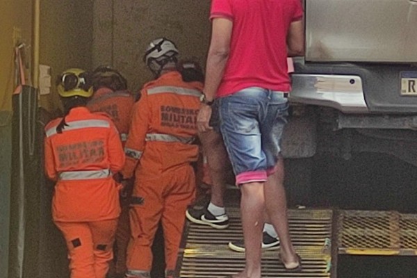 Bombeiros resgatam homem que ficou preso em fosso de 15 metros após descer para pegar cadelinha