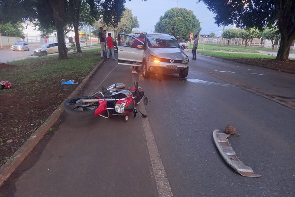 Carro atinge moto que avançou parada na Av. JK e irmãos de 18 e 16 anos ficam feridos