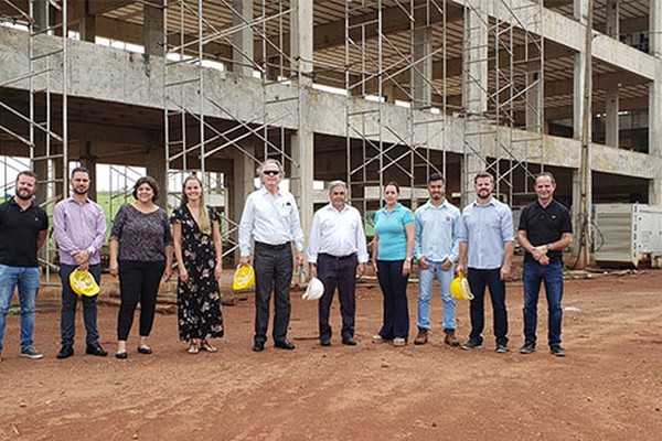 Ainda em busca de recursos, reitor da UFU visita obras do Campus de Patos de Minas; veja 
