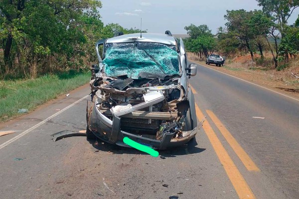 Motorista fica gravemente ferido após batida na traseira de caminhão MG-419, Presidente Olegário