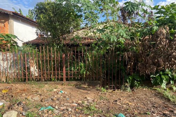 Residência abandonada no bairro Caramuru atrai Caramujos e preocupa vizinhos