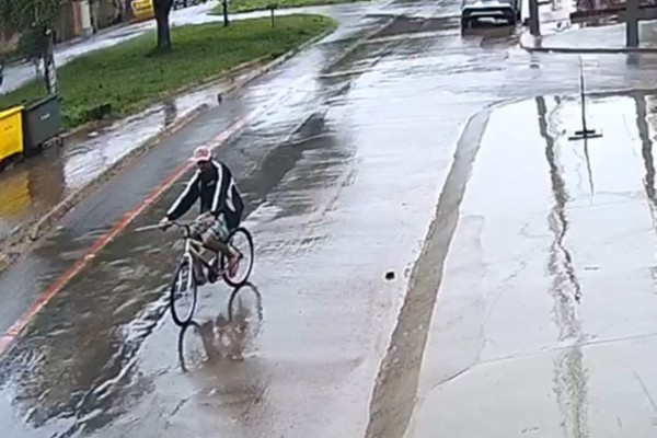 Imagens mostram homem furtando bicicleta e ele acaba preso em Patos de Minas; veja