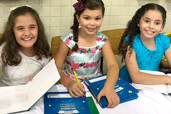 Crianças de Centro Educacional escrevem livros e promovem noite de autógrafos em Patos de Minas