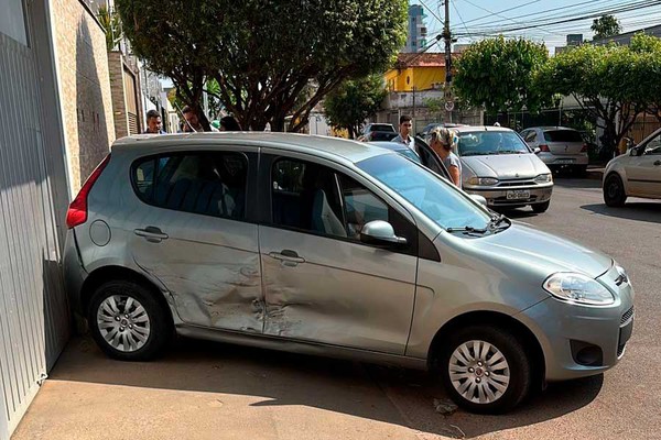 Carros vão parar em grade e na calçada em 2 acidentes de trânsito em Patos de Minas