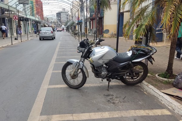 Motociclistas reclamam de motos guinchadas na Rua José de Santana; placas foram colocadas ontem