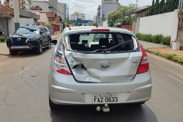 Motorista fica ferida após bater em carro estacionado, rodar e ser atingida por caminhão em Patos de Minas
