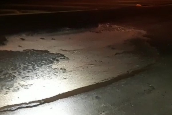 PRF alerta para buraco perigoso que se abriu no asfalto da BR 365, em Patrocínio