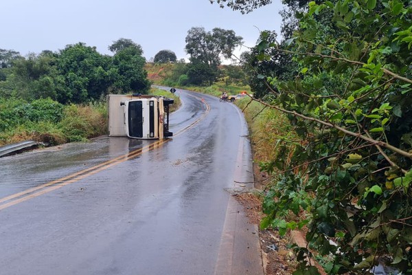 Motorista perde controle, caminhão tomba na MG 230 e obstrui pista em Rio Paranaíba