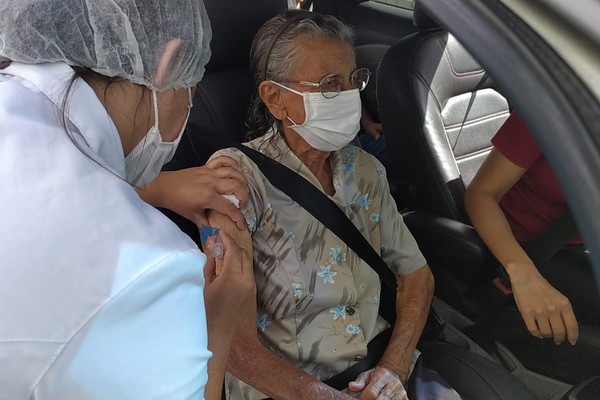 Idosos de 83 e 82 anos são convocados para receber primeira dose da vacina em Patos de Minas