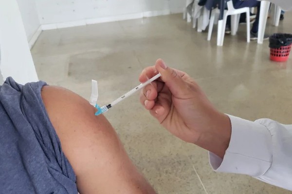 Prefeitura vacina faltosos nesta segunda-feira e aplica dose de reforço em idosos de asilos