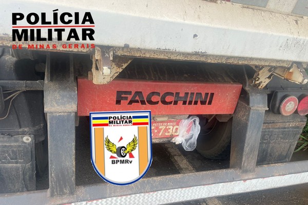Motorista que tampou placa de bitrem com sacolinha é preso na MGC 354, em Patos de Minas