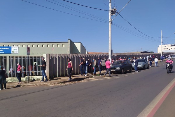 Manhã de vacinação contra a Covid-19 tem longas filas e pessoas reclamam em Patos de Minas