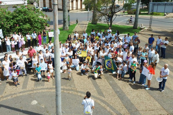 Patenses contrários ao aborto fazem caminhada pela vida na avenida Getúlio Vargas