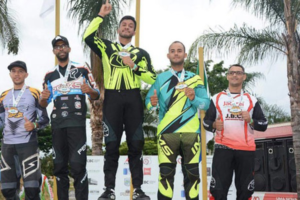 Piloto patense faz bonito e vence a 1ª etapa da Copa Brasil de Bicicross na cidade de Betim