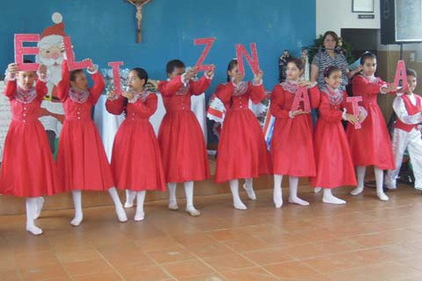 Alunos do Projeto Estar Corpo de Dança levam a magia do Natal a idosos da Vila Rosa