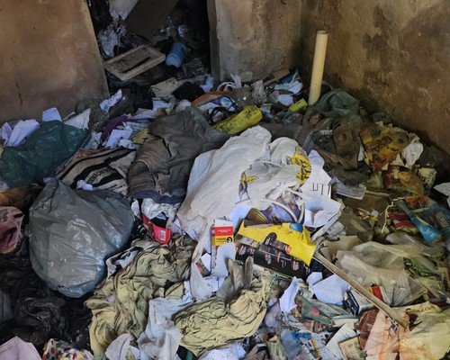 Casa abandonada e tomado por lixo no bairro Santa Terezinha vira dor de cabeça para vizinhos