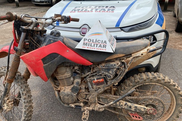 Moto furtada em Patos de Minas é recuperada pela PM no município de Tiros