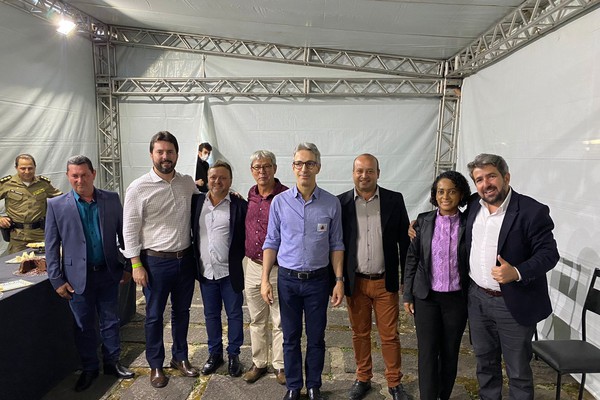 Romeu Zema anuncia ampliação do Hospital Regional junto com prefeitos da região