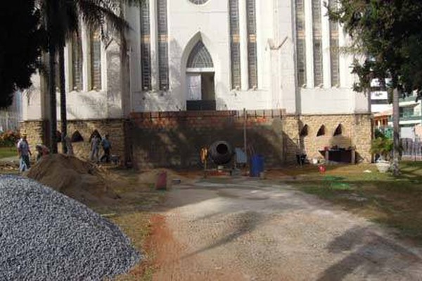 Igreja católica começa a reconstruir escadaria da Catedral de Santo Antônio