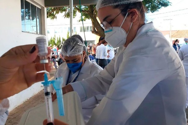 Patos de Minas terá calendário de vacinação para pessoas de até 29 anos ainda esta semana