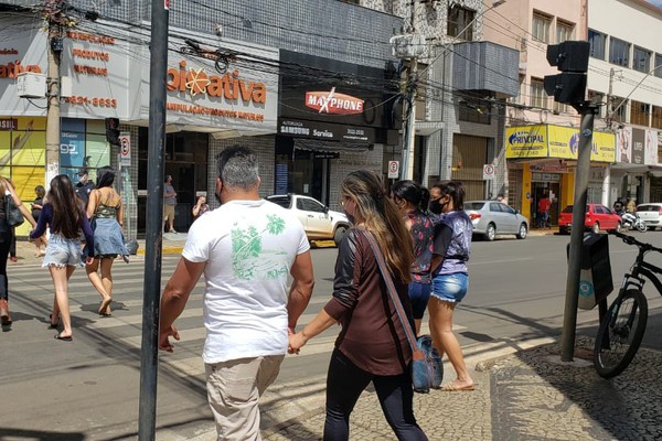 Movimentação de pessoas no Centro de Patos de Minas chama a atenção neste sábado