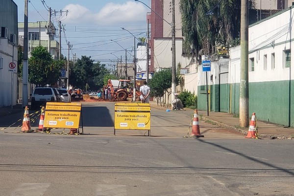 Copasa não entrega obra no prazo informado e buraco na rua Ouro Preto irrita moradores