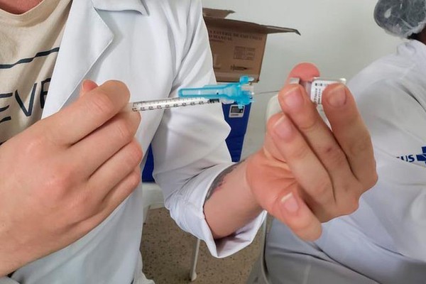 Prefeitura recomenda que pessoas com sintomas de gripe não recebam a vacina contra Covid-19