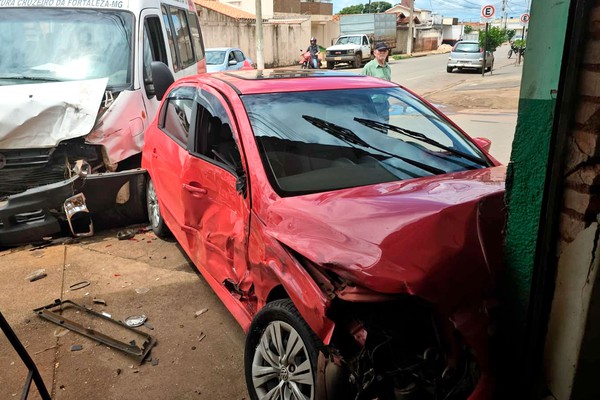 Batida entre Van e carro de passeio mantém rotina de acidentes em cruzamento de Patos de Minas