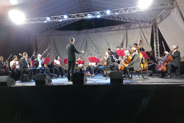 Mesmo com tempo ruim, Orquestra Sesiminas faz espetáculo primoroso em Patos de Minas