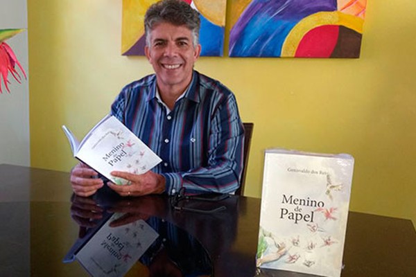 Psicólogo patense lança livro e destinará renda para construir escola em Patos de Minas