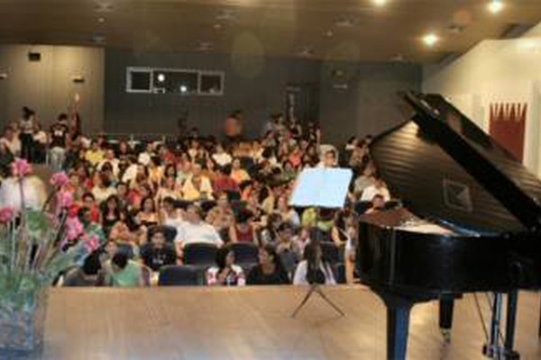 Jovens músicos cantam o “Amor” no Teatro Municipal em Patos de Minas