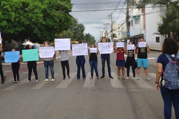 Estudantes do IFTM e da UFU fazem protesto no centro de Patos de Minas contra os cortes na educação
