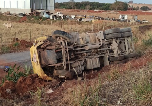 Acidente entre caminhão e bitrem é registrado pela PRF em Patos de Minas