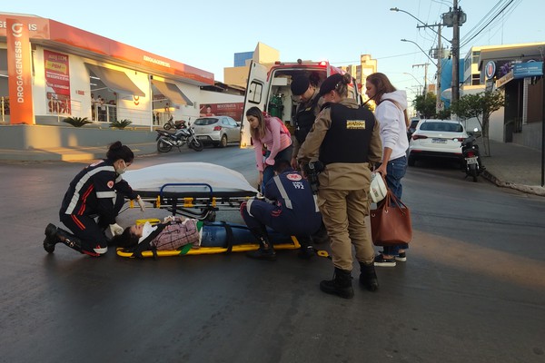 Carro derrama óleo na Rua General Osório e motociclista fica ferida ao escorregar e cair